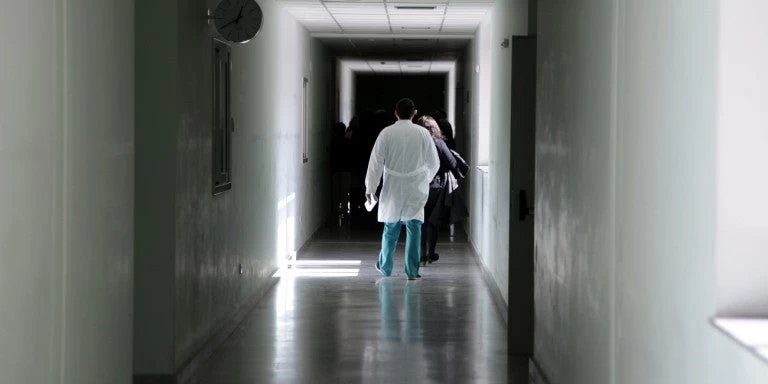 Σοκ στην Κρήτη: Εκανε ένεση σε έγκυο με χρησιμοποιημένη σύριγγα